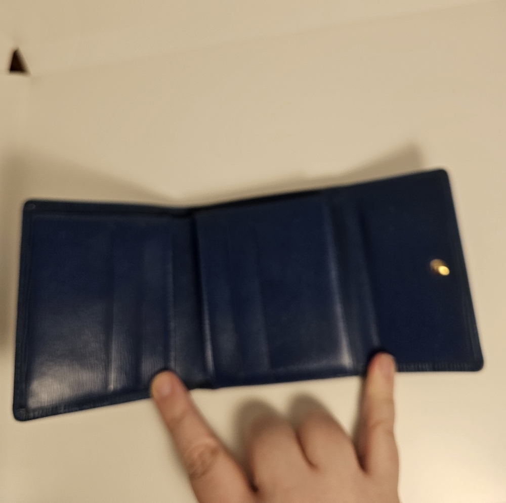 LOUIS VUITTON Blue Epi Wallet - Unisex - Picture 4 of 14